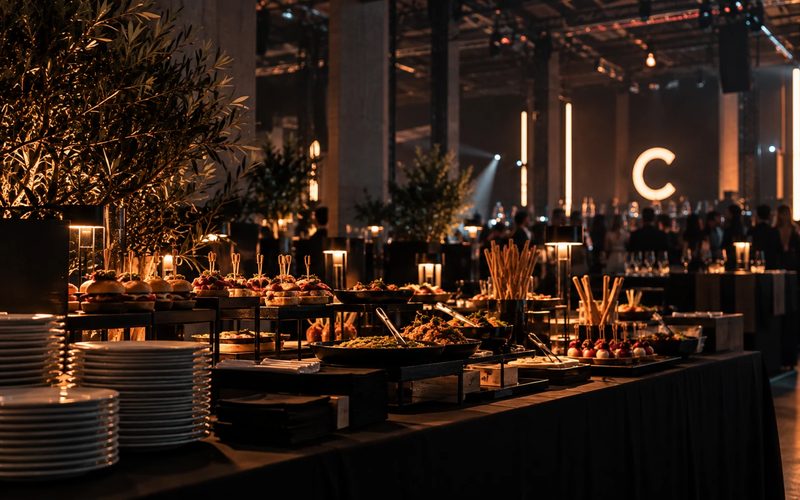 Buffet allestito in una sala eventi con il logo Circle